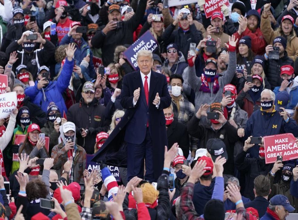 El presidente Donald Trump llega a un acto de campaña en Norton Shores, Michigan, el sábado 17 de octubre de 2020. (Foto/Carlos Osorio)
