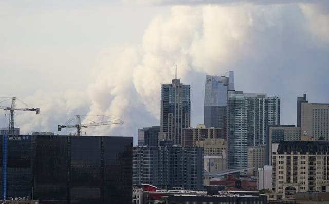 Una nube de humo se eleva en el horizonte, muy cerca de Denver, mientras varios incendios arden en el norte y oeste de Colorado, el sábado 17 de octubre de 2020. (Foto/David Zalubowski)