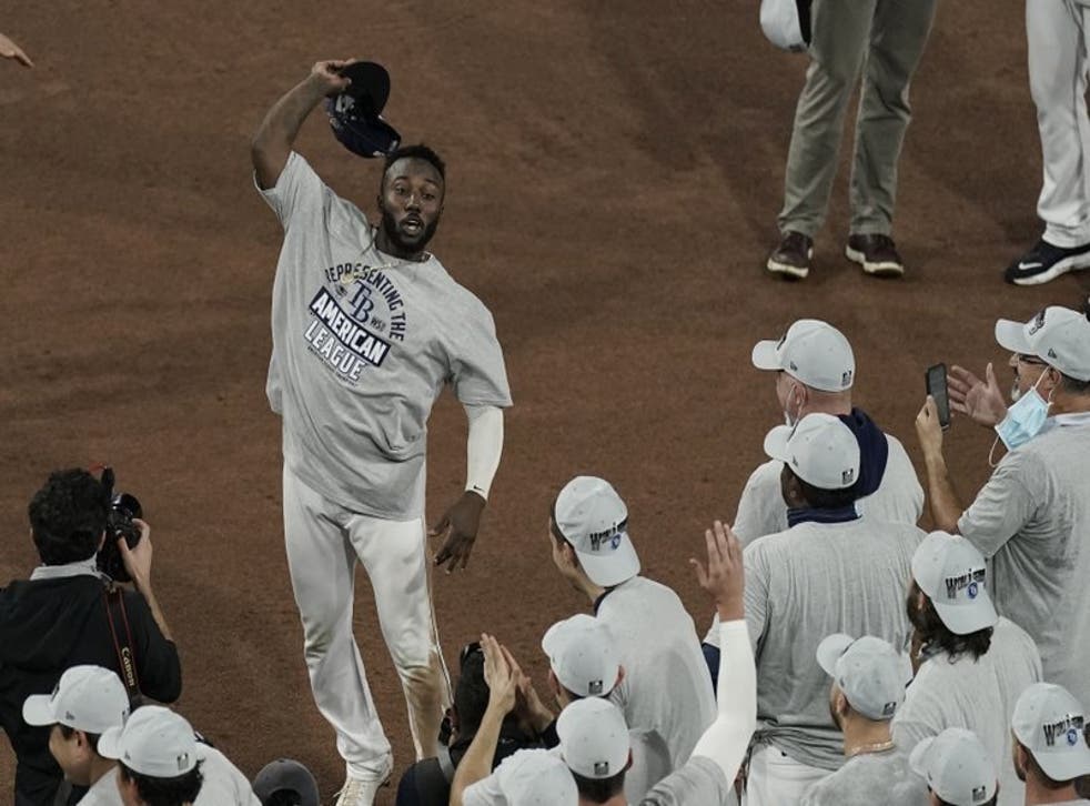 El cubano Randy Arozarena festeja tras ser nombrado el Jugador Más Valioso de la Serie de Campeonato de la Liga Americana.