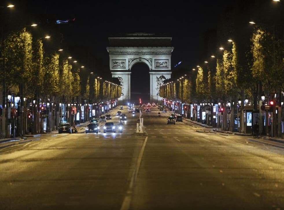 La avenida Campos Elíseos de París durante el toque de queda ordenado por las autoridades para frenar los contagios de coronavirus.