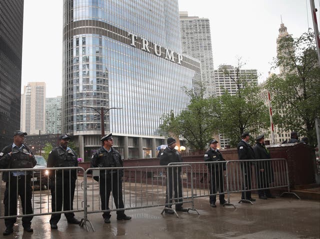 <p>Pequeños grupos de manifestantes se han reunido frente a la Torre Trump de Chicago.</p>