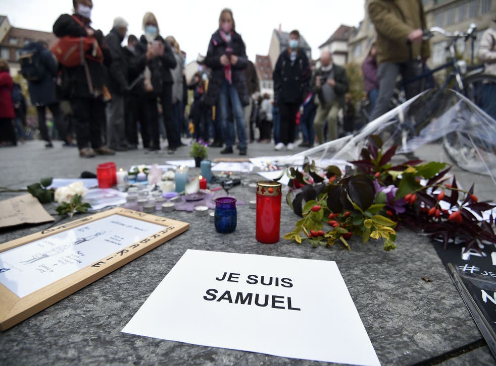 La gente se ha reunido en las calles de Francia para rendir homenaje a Samuel Paty después de que fuera decapitado fuera de su escuela.