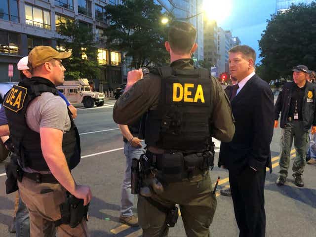 El administrador interino de la DEA, Timothy Shea, visita un retén en Washington.