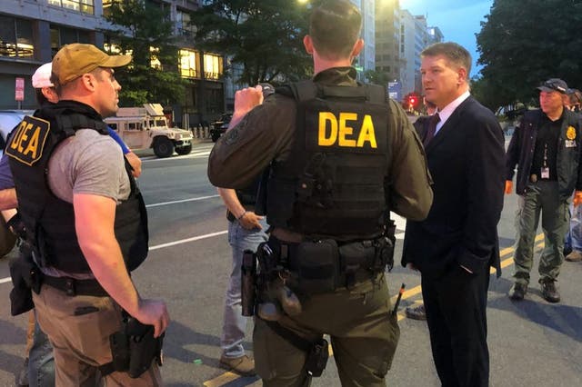 El administrador interino de la DEA, Timothy Shea, visita un retén en Washington.