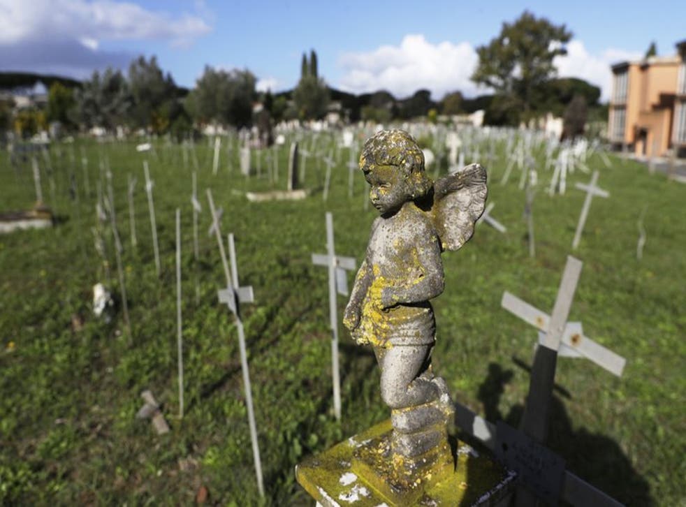 Cruces con nombres aparecen en un sector del Cementerio Flaminio, en Roma, Italia