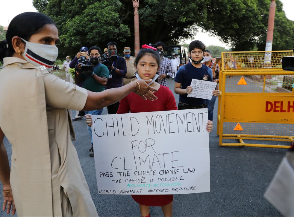 La activista climática Licypriya Kangujam, de nueve años, portando una pancarta el 23 de septiembre de 2020. Fue detenida por la policía en India el fin de semana pasado.