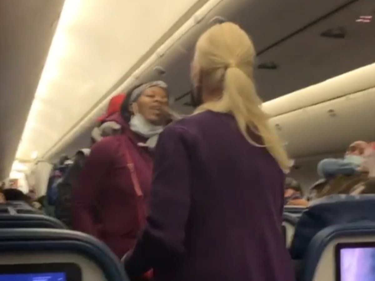Woman Kicked Off Plane After Hitting Flight Attendant In The Face The 