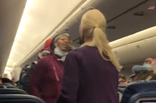Passenger slaps Delta flight attendantv