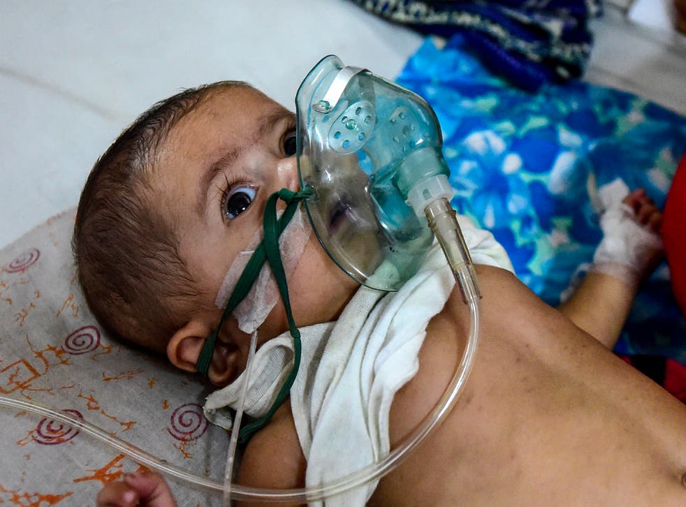 Imagen de archivo: un bebé que padece una enfermedad respiratoria recibe tratamiento en Dhaka