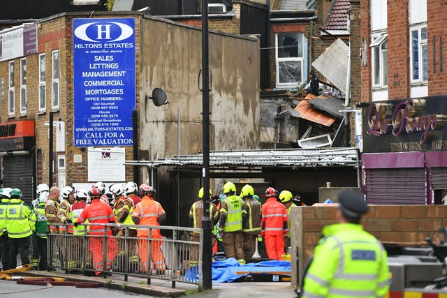 Los servicios de emergencia en el lugar de una presunta explosión de gas en King Street en Ealing, al oeste de Londres.