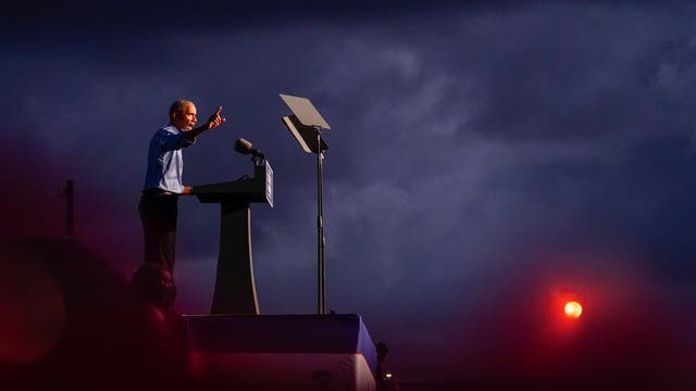 Former president Obama speaks at the Central Park Philadelphia in a democratic national convention (Foto AP / Matt Slocum)