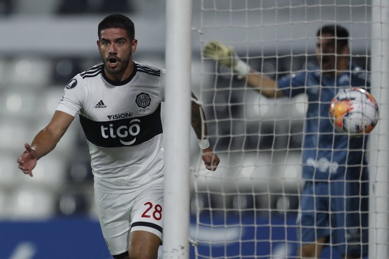 Jorge Recalde, del Olimpia de Paraguay, celebra su gol ante el Santos de Brasil en el duelo por Copa Libertadores