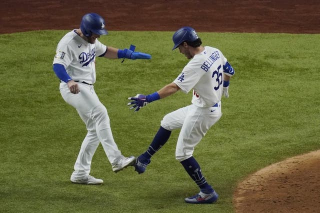 Cody Bellinger de los Dodgers de Los Ángeles celebra su cuandrangular de dos carreras frente a Tampa Bay