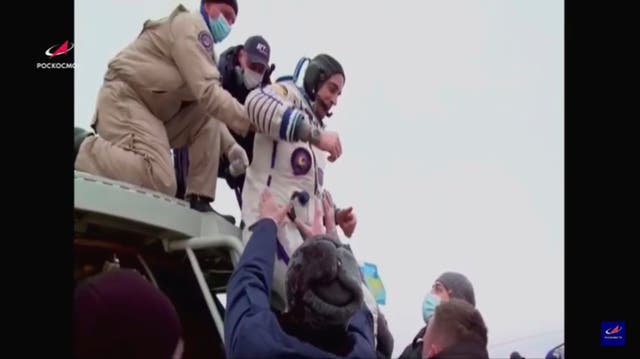 El personal de tierra ayuda al astronauta de la NASA Chris Cassidy y a dos cosmonautas rusos después de que aterrizan en la Tierra