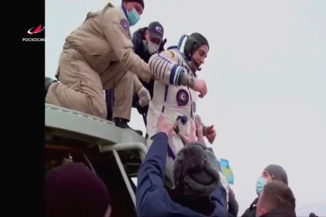 El personal de tierra ayuda al astronauta de la NASA Chris Cassidy y a dos cosmonautas rusos después de que aterrizan en la Tierra