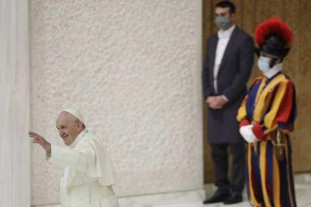 El papa Francisco saluda al final de su audiencia general semanal en la sala Pablo VI del Vaticano, el miércoles 21 de octubre de 2020. (Foto/Gregorio Borgia)