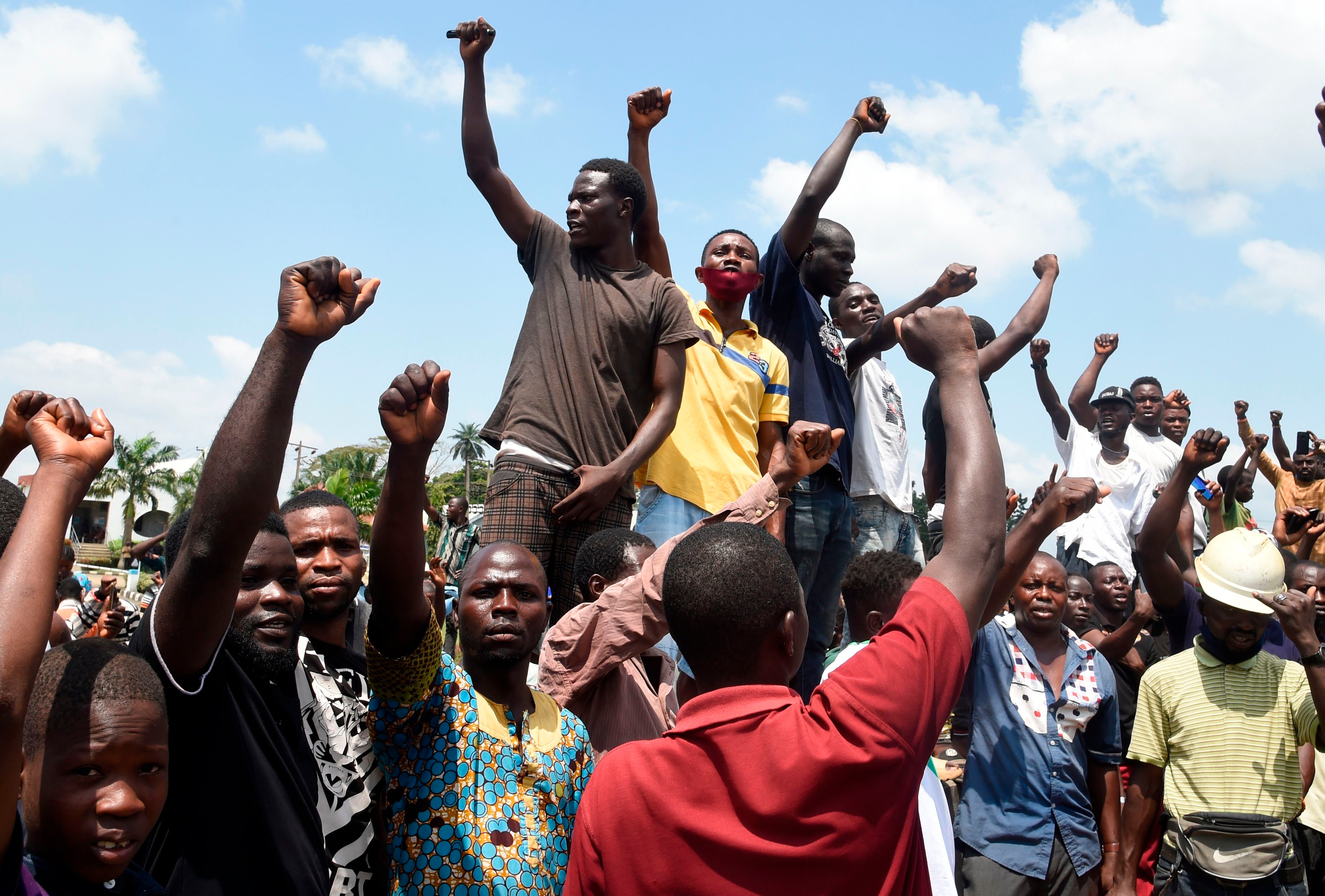 Protesters barricading the Lagos motorway on Wednesday