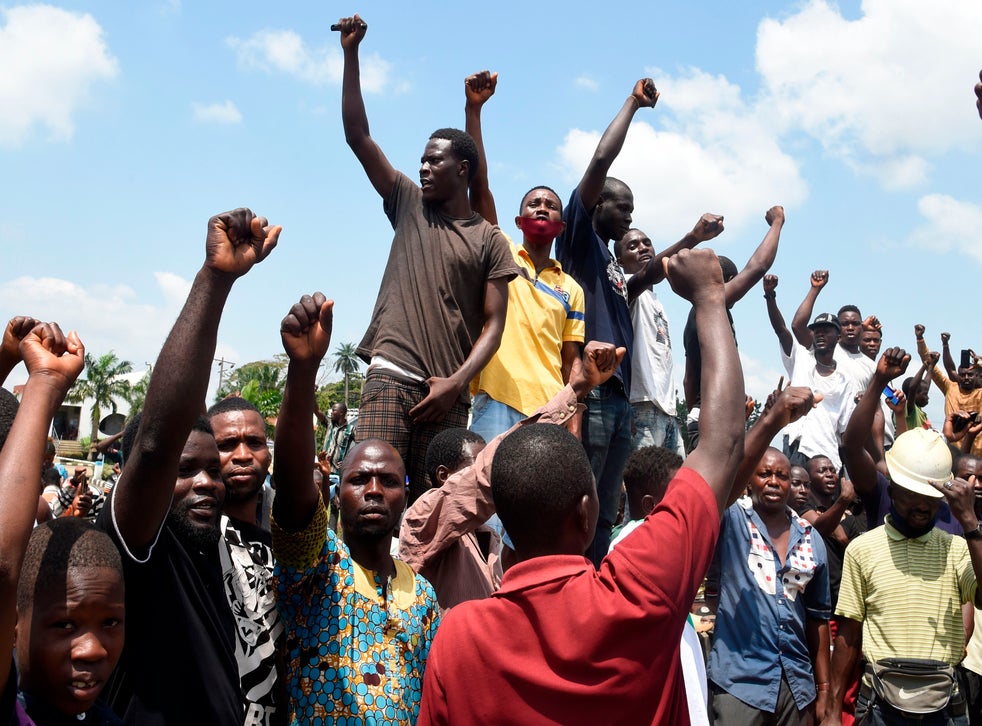 <p>Anti-SARS protesters barricade a Lagos motorway</p>