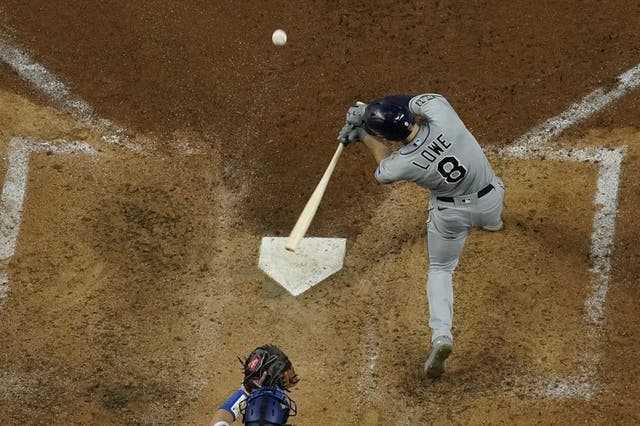 Brandon Lowe, de los Rays de Tampa Bay, conecta un jonrón de dos carreras en la quinta entrada