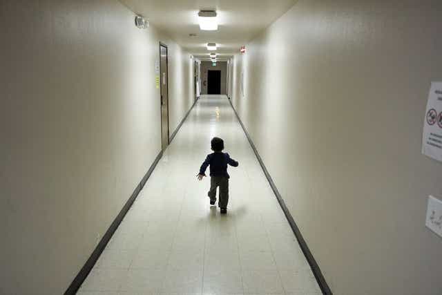 Un niño centroamericano solicitante de asilo llega a un centro de detención migratoria en un albergue en San Diego.