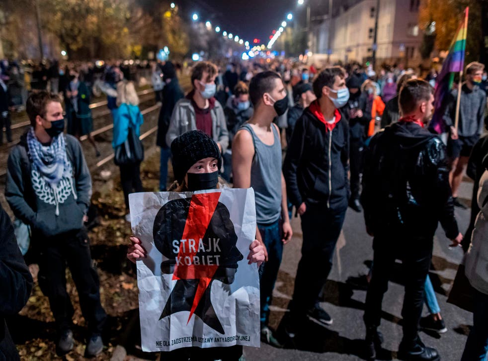 Manifestación en Polonia contra la restricción del aborto aprobada por la Corte.