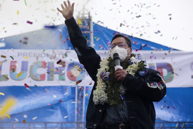Luis Arce pronuncia un discurso durante su acto de clausura de las elecciones presidenciales.