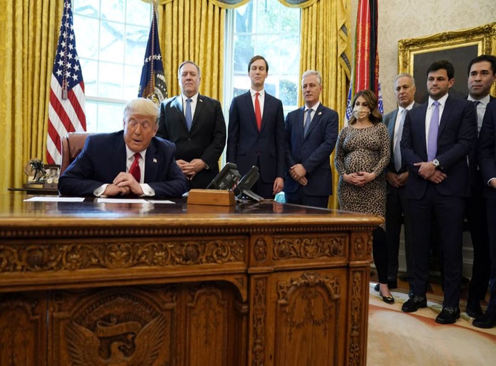 El presidente Donald Trump habla por teléfono con los líderes de Sudán e Israel en la Oficina Oval de la Casa Blanca.