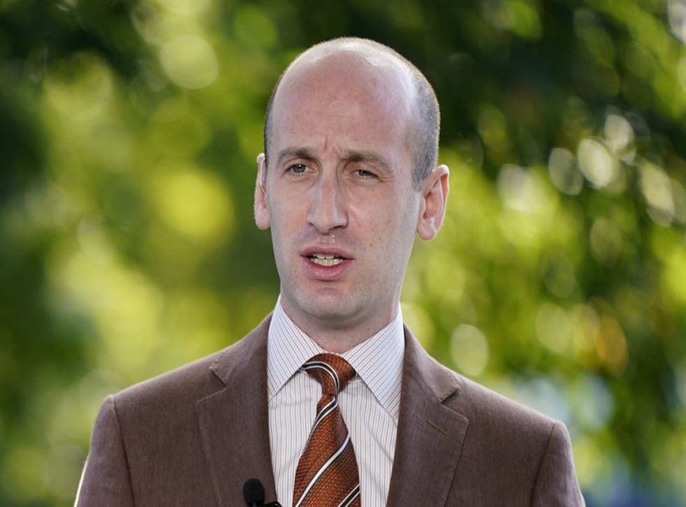 En esta fotografía de archivo del 20 de agosto de 2020, Stephen Miller, asesor del presidente Donald Trump, habla durante una entrevista televisiva frente a la Casa Blanca, en Washington. (Foto/Patrick Semansky, archivo)