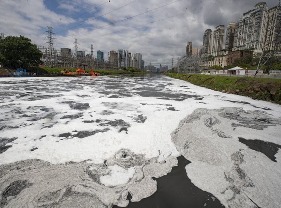 Una capa de espuma cubre parte del río Pinheiros, en Sao Paulo, Brasil.