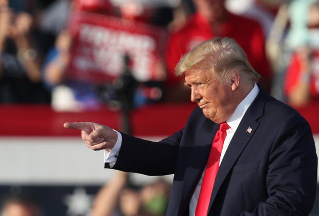 El Presidente de los Estados Unidos, Donald Trump, celebra un evento de campaña en The Villages.