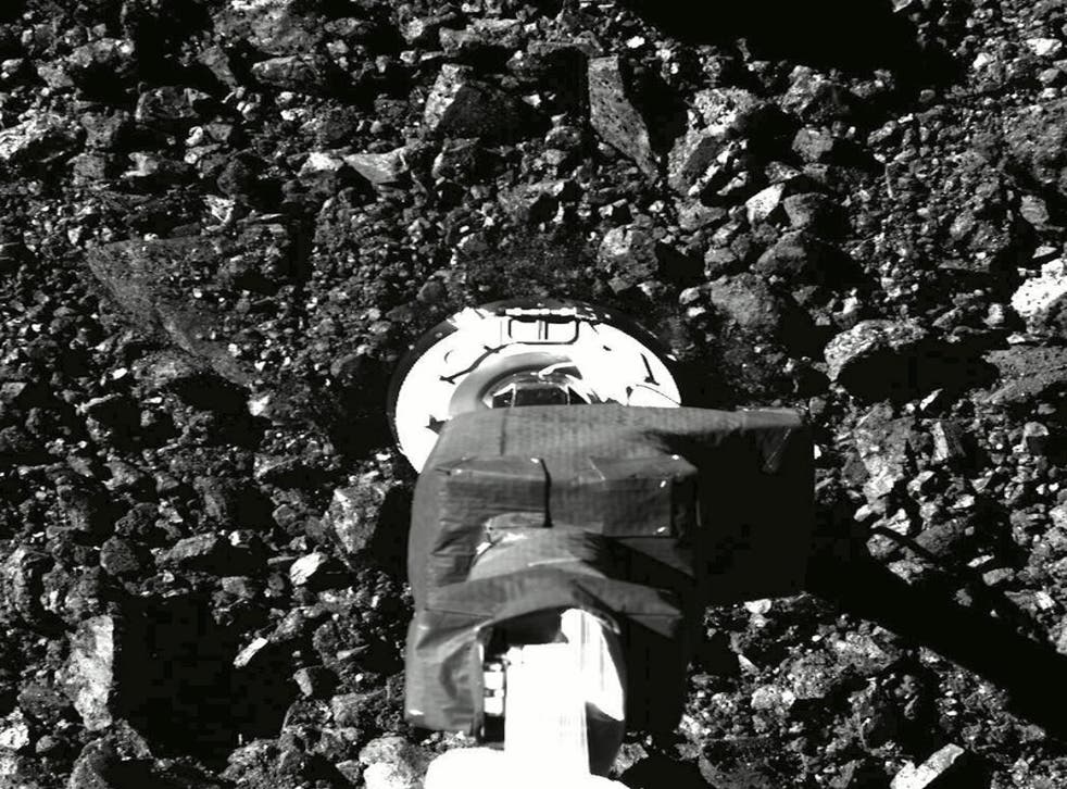 La sonda Osiris-Rex está cargada con tantos fragmentos de suelo de la misión de esta semana que el compartimiento de muestras no puede cerrarse.