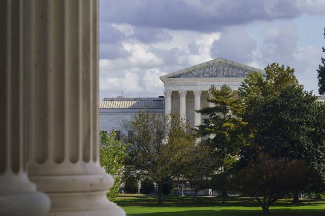 El edificio de la Corte Suprema de Estados Unidos, visto desde la sede del Senado, en el Capitolio.