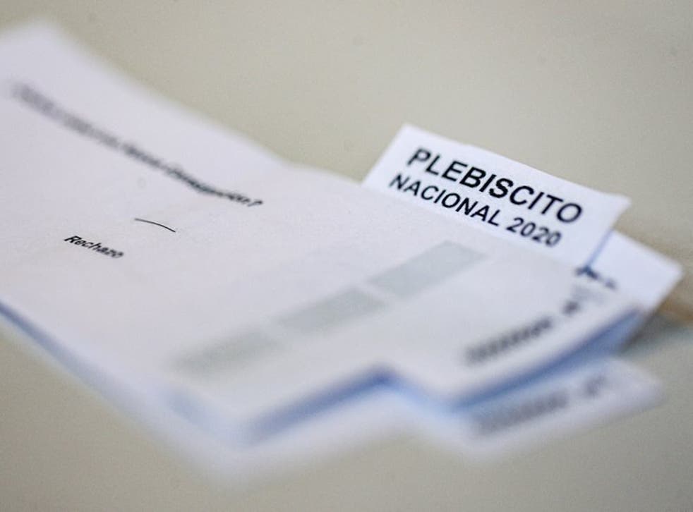 Un ejemplo de boleta es mostrado a la prensa en una escuela que servirá como centro de votación en Santiago, Chile, el viernes 23 de octubre de 2020. (Foto/Esteban Felix)
