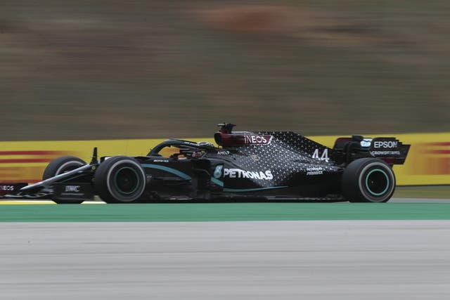 Hamilton superó por 25.6 segundos a Valtteri Bottas, su compañero de Mercedes, y por 34.5 a Max Verstappen, de Red Bull.