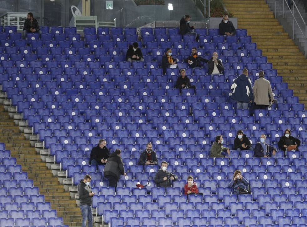 Hinchas en las gradas del Estado Olímpico de Roma, para el partido entre la Roma y Juventus por la Seri A