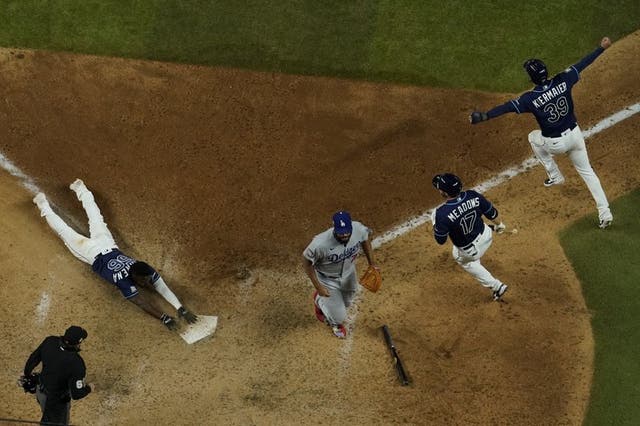 El jardinero central Chris Taylor pifió el batazo de Phillips para un error mientras Kevin Kiermaier anotaba la carrera del empate. 