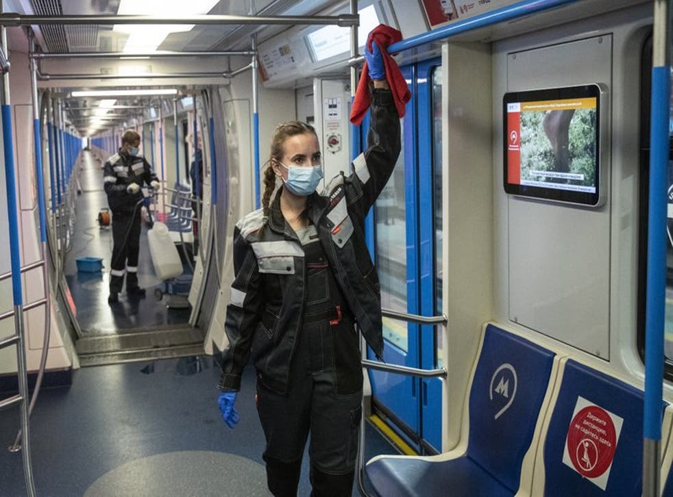 Empleados del Metro de Moscú limpian un tren como parte de las medidas contra el coronavirus