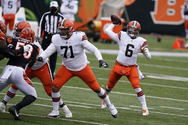 Mayfield se repuso de un espantoso inicio de juego y comandó a los suyos hacia la quinta victoria de la campaña