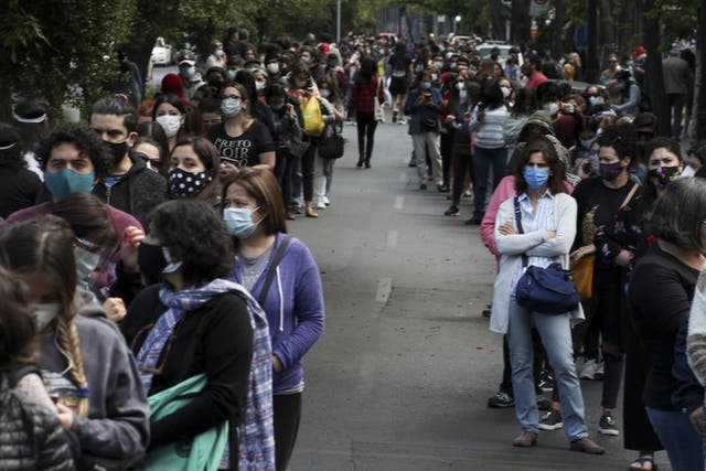 La gente hace fila y espera su turno para votar durante un plebiscito que decidirá si el país sudamericano reemplaza su constitución de 40 años, en Santiago de Chile, el domingo 25 de octubre de 2020 (Foto/Esteban Félix).