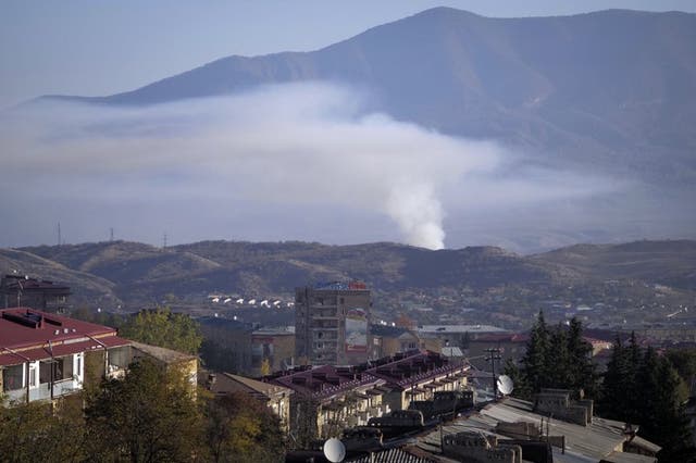Una columna de humo se eleva tras caer proyectiles disparados por la artillería de Azerbaiyán el sábado 24 de octubre de 2020 durante un enfrentamiento con las fuerzas de Armenia en Stepanakert, en la región separatista de Nagorno-Karabaj. 