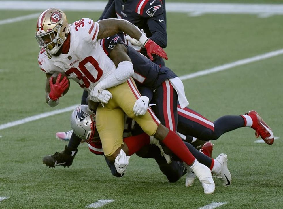 Jeff Wilson Jr. corrió para 112 yardas y tres touchdowns