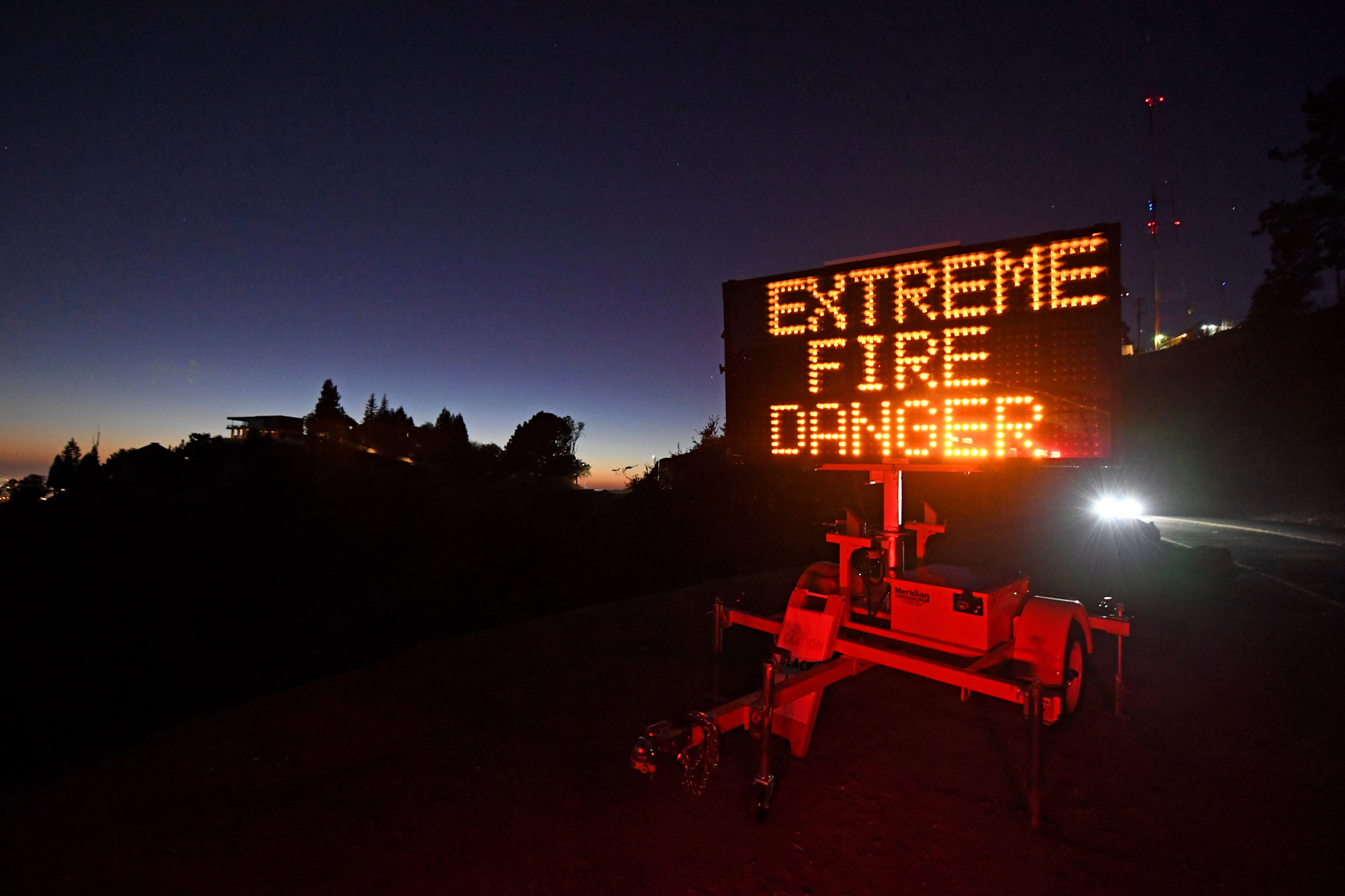 power-shut-off-in-california-as-winds-fire-danger-increase-winds