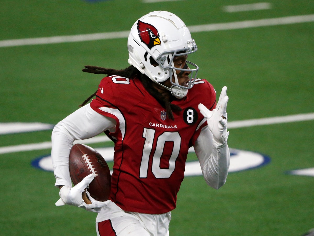 Cardinals' DeAndre Hopkins flips official the bird after being called for  interference