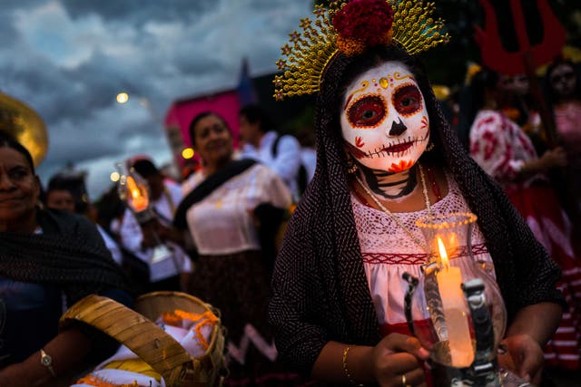 Las celebraciones del Día de Muertos en México se verán diferentes este año, ya que el país ha pedido a los cementerios que cierren al público en un esfuerzo por frenar las infecciones por coronavirus.