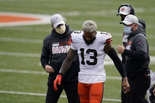 El wide receiver de los Browns de Cleveland se lesionó durante el primer tiempo del partido contra los Bengals.