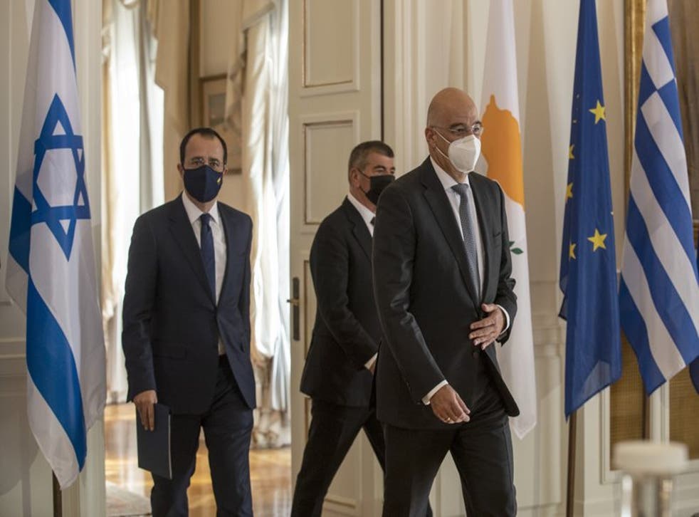 Los ministros de relaciones de exteriores de Grecia, Nikos Dendias; el de Israel Gabi Ashkenazi y el de Chipre, Nikos Christodoulides