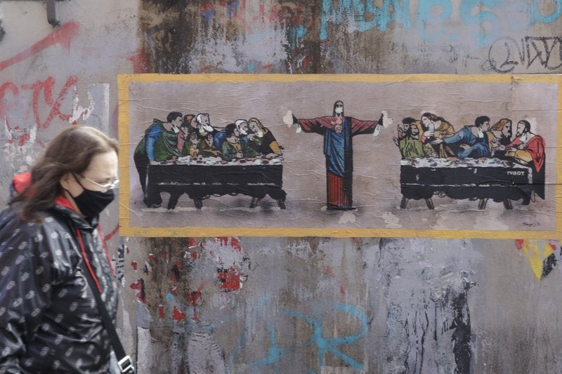 La policía en Milán arrestó a 28 personas después de que las protestas se tornaron violentas.