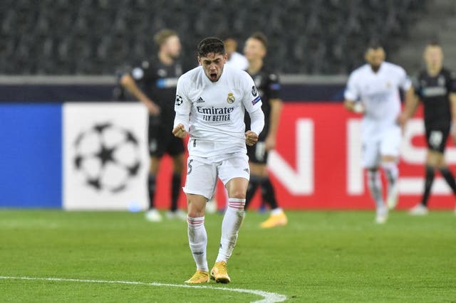 Federico Valverde festeja luego que su compañero Casemiro anotó el tanto del empate ante el Borussia.