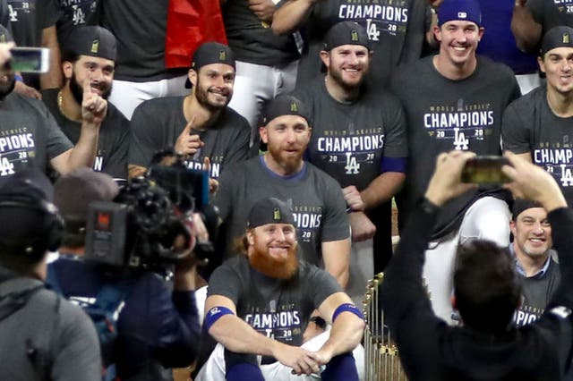 Justin Turner returned to celebrate with his teammates despite his positive Covid-19 test