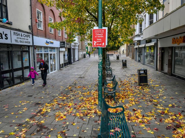 Calles casi vacías en el centro comercial de Newport, Gales